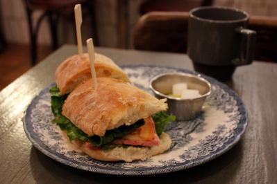 韓国ドラマのロケ地の聖地！ 徳寿宮の石垣通り沿いにできた、シックな器屋さんを訪ねて（サムネイル画像9）