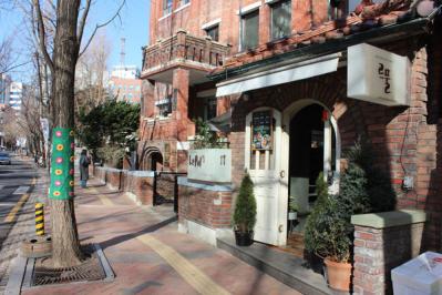 韓国ドラマのロケ地の聖地！ 徳寿宮の石垣通り沿いにできた、シックな器屋さんを訪ねて（サムネイル画像10）