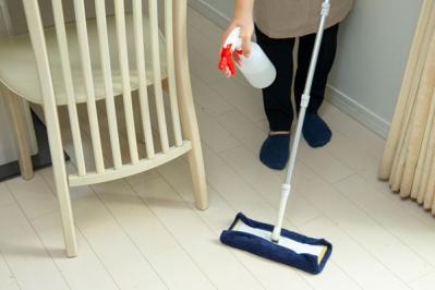 【重曹水とアルコール水】でフローリングや壁の汚れがすっきり！ラクラク掃除術（サムネイル画像2）