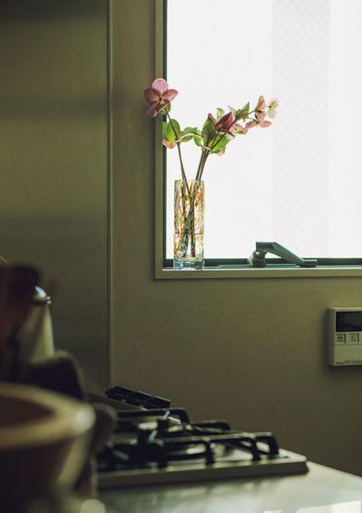 中目黒のフラワーショップ farver オーナーの自宅。「ジグザグに植物を配置する」と、こんなにすてき！（サムネイル画像15）