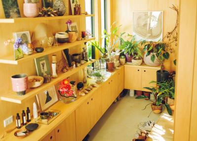 中目黒のフラワーショップ farver オーナーの自宅。「ジグザグに植物を配置する」と、こんなにすてき！（サムネイル画像16）