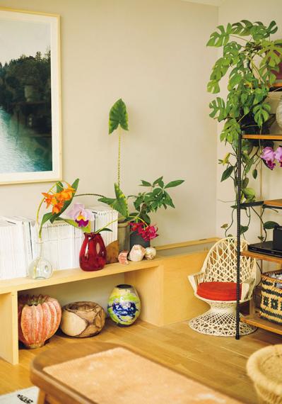 中目黒のフラワーショップ farver オーナーの自宅。「ジグザグに植物を配置する」と、こんなにすてき！（サムネイル画像10）