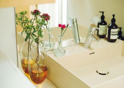 中目黒のフラワーショップ farver オーナーの自宅。「ジグザグに植物を配置する」と、こんなにすてき！（サムネイル画像18）