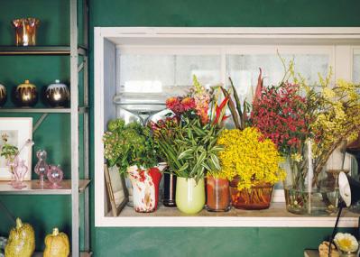 中目黒のフラワーショップ farver オーナーの自宅。「ジグザグに植物を配置する」と、こんなにすてき！（サムネイル画像6）