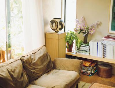 中目黒のフラワーショップ farver オーナーの自宅。「ジグザグに植物を配置する」と、こんなにすてき！（サムネイル画像9）