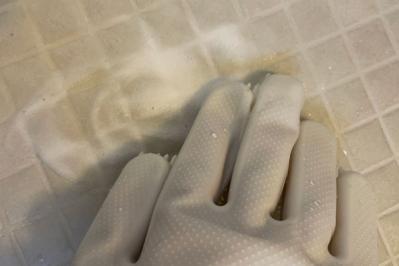 食器も部屋もラクにピカピカ！【スリコ】シリコン手袋で洗い物もお風呂もしっかりきれい（サムネイル画像6）