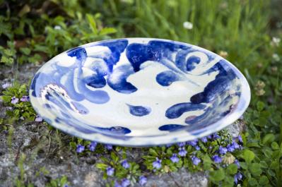 琉球の自然と歴史が育んだ焼き物の里。唯一無二の器に出合いに、沖縄「やちむんの里」を歩く