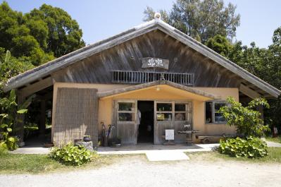琉球の自然と歴史が育んだ焼き物の里。唯一無二の器に出合いに、沖縄「やちむんの里」を歩く（サムネイル画像5）