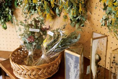 話題のアトリエ「北中植物商店」オーナー夫妻の自宅。暮らしに寄り添う花の飾り方（サムネイル画像10）