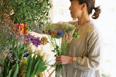 話題のアトリエ「北中植物商店」オーナー夫妻の自宅。暮らしに寄り添う花の飾り方（サムネイル画像3）