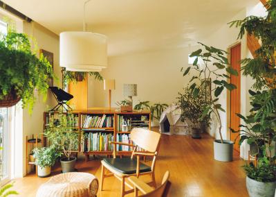 植物と暮らす幸福感ってこんな感じ！　人気インスタグラマーの「光と土を大切にした」インテリア（サムネイル画像2）