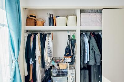 エッセイスト柳沢小実さんの衣服への投資術「無駄を減らせる」クローゼットダイアリーとは？