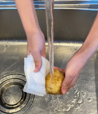 鍋やフライパンのこびりつきは【スリコ】の使い捨てロールスポンジにおまかせ。コスパ抜群！水まわりが毎日きれい（サムネイル画像5）