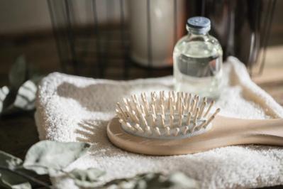 50代から急増する「薄毛の悩み」クリニックでしか受けられない治療があるってほんと？（サムネイル画像3）