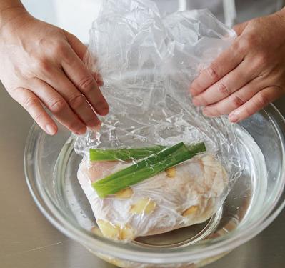 蒸し鶏は【ポリ袋でレンチン】が一番おいしい。しかも簡単！「わが家の蒸し鶏はもうこれしかない」レシピ公開【2023年レシピ部門人気記事TOP5】（サムネイル画像4）