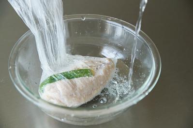 蒸し鶏は【ポリ袋でレンチン】が一番おいしい。しかも簡単！「わが家の蒸し鶏はもうこれしかない」レシピ公開【2023年レシピ部門人気記事TOP5】（サムネイル画像7）