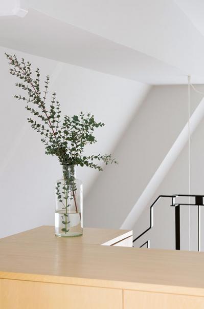 中古マンションだけど「森に住んでいる感じ！」部屋に大きな木のある【インテリア実例】（サムネイル画像16）