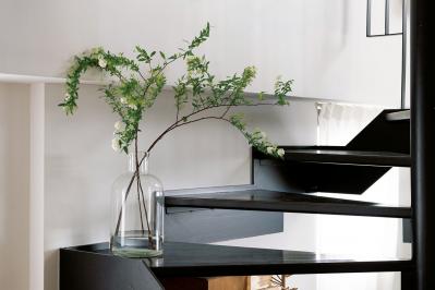 中古マンションだけど「森に住んでいる感じ！」部屋に大きな木のある【インテリア実例】（サムネイル画像17）