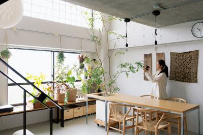 中古マンションだけど「森に住んでいる感じ！」部屋に大きな木のある【インテリア実例】