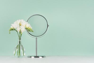 「薄毛の進行を遅らせるためにできること」50代からの正しいヘアケアを解説