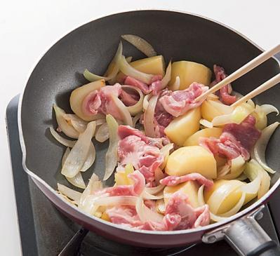 【時短和食】フライパンで「肉じゃが」が味しみで絶品になる！ 後片づけもラクラク（サムネイル画像5）