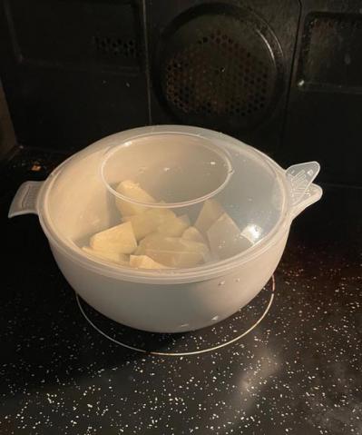 ３COINSのちょこっとボウルで、じゃがいもがほくほく！　レンチンで湯切りもラクラク。そのまま食卓に出してもかわいい（サムネイル画像3）