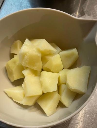 ３COINSのちょこっとボウルで、じゃがいもがほくほく！　レンチンで湯切りもラクラク。そのまま食卓に出してもかわいい（サムネイル画像4）