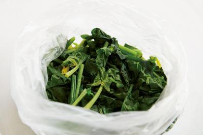 なべもお湯も不要！【ポリ袋とレンチン】で青菜のおひたし、ナムルが手間なく完成