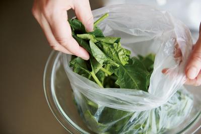 【ポリ袋とレンチン】で青菜のおひたしが手間なくできあがり！（サムネイル画像2）