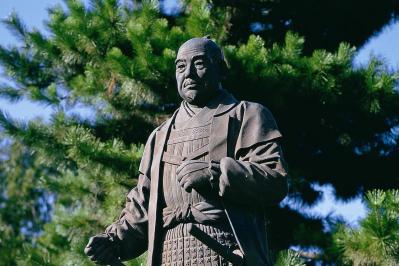 「どうする家康」ついに“家康”に改名。松潤が戦うカリスマ空誓（市川右團次）とは？