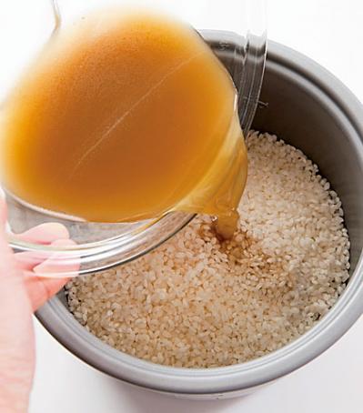 【フライパンで時短和食】「きのこの炊き込みご飯」を炊飯まで一気に調理！ 洗い物も手間も最小限（サムネイル画像6）