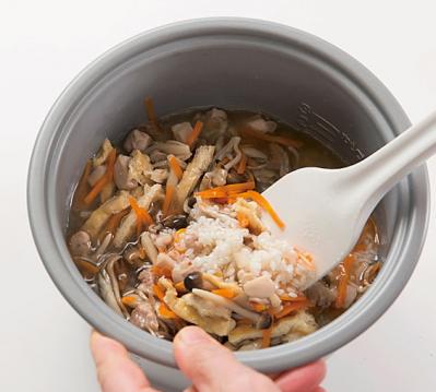 【フライパンで時短和食】「きのこの炊き込みご飯」を炊飯まで一気に調理！ 洗い物も手間も最小限（サムネイル画像7）