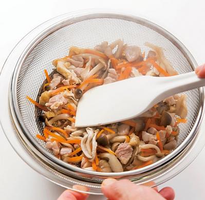 【フライパンで時短和食】「きのこの炊き込みご飯」を炊飯まで一気に調理！ 洗い物も手間も最小限（サムネイル画像5）