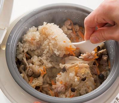 【フライパンで時短和食】「きのこの炊き込みご飯」を炊飯まで一気に調理！ 洗い物も手間も最小限（サムネイル画像8）