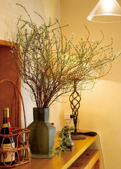 グリーンを家じゅうにバランスよく置く【実例】切り花を枯れる間際まで楽しむコツは？人気インスタグラマーの自宅拝見（サムネイル画像5）