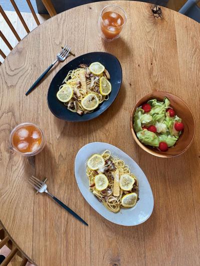 インスタグラマー【yuri___1115さん】のお宅を拝見！ ヴィンテージのインテリア、作家の器、猫たち｜素敵な人の家時間（サムネイル画像2）