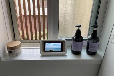 スマホの便利アイテム！スリコの「スマホ防滴ケース」はお風呂でもキッチンでも大活躍（サムネイル画像）