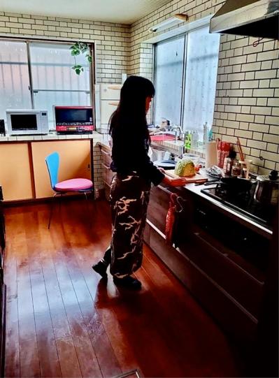 実家に戻り、ひとり暮らし。少しずつ心地よい空間へ片づけ中。料理本編集者  62歳の園田マリエさんの暮らし（サムネイル画像3）