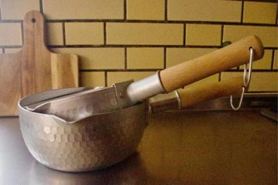 実家に戻り、ひとり暮らし。少しずつ心地よい空間へ片づけ中。料理本編集者  62歳の園田マリエさんの暮らし（サムネイル画像4）