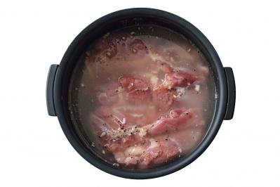 【炊飯器で作る】絶品「シンガポールチキンライス」鶏肉のうまみがごはんにしみしみ（サムネイル画像2）