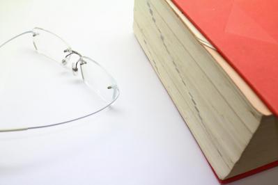 誤解してない？「老眼鏡を早く使い始めると老眼が進む」という説。では老眼鏡を作るベストタイミングは