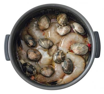【炊飯器で作る】パエリアのレシピ。スペイン定番料理も炊飯器でほったらかし調理。魚介のうまみがたまらない！（サムネイル画像2）