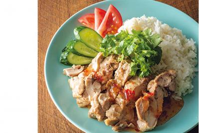 【炊飯器で作る】絶品「シンガポールチキンライス」鶏肉のうまみがごはんにしみしみ（サムネイル画像4）