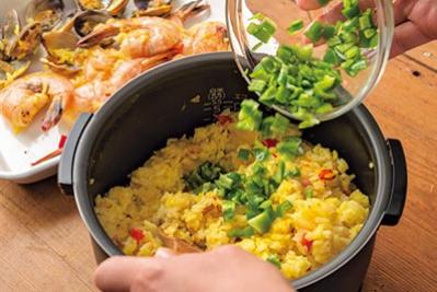 【炊飯器で作る】パエリアのレシピ。スペイン定番料理も炊飯器でほったらかし調理。魚介のうまみがたまらない！（サムネイル画像6）