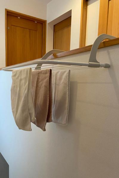 【スリコ】の引っ掛けラックなら、シワもクセも、ハンカチ干しの悩みがラクラク解決！　（サムネイル画像4）