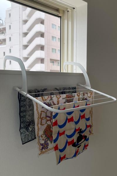 【スリコ】の引っ掛けラックなら、シワもクセも、ハンカチ干しの悩みがラクラク解決！　（サムネイル画像3）