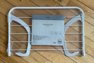 【スリコ】の引っ掛けラックなら、シワもクセも、ハンカチ干しの悩みがラクラク解決！　