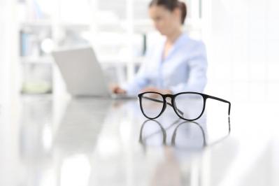 手元がぼやけて困る人に、おすすめの遠近両用レンズとは？視力やライフスタイルに合わせた老眼鏡の選び方