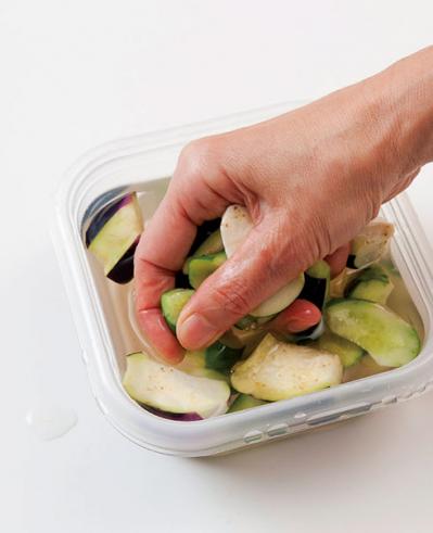 なす、きゅうり、セロリの即席漬け物。塩分控えめ＆わずか２時間で完成！（サムネイル画像4）