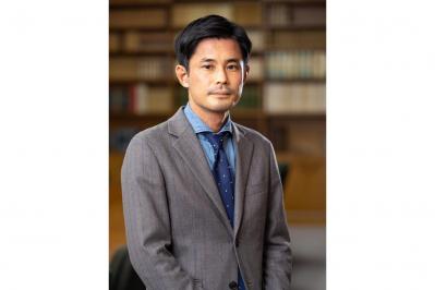 現役書店員で、23年芥川賞受賞。佐藤厚志さんが『荒地の家族』で描く、被災地に暮らす植木職人の心の風景